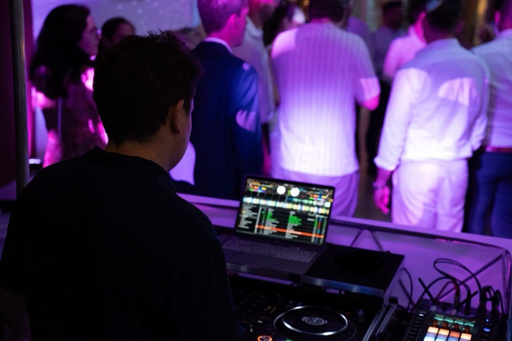 DJ beim Auflegen auf einer Hochzeit in der Oberpfalz mit Publikum