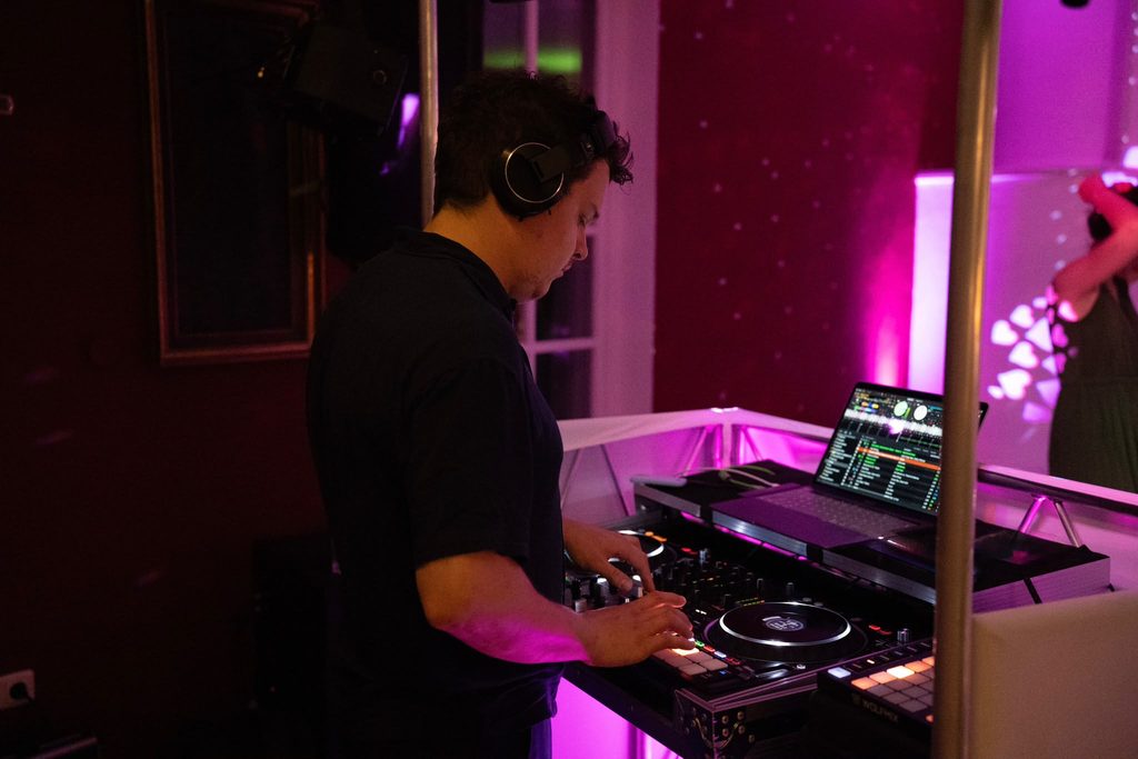 DJ beim Auflegen auf einer Hochzeit in der Oberpfalz
