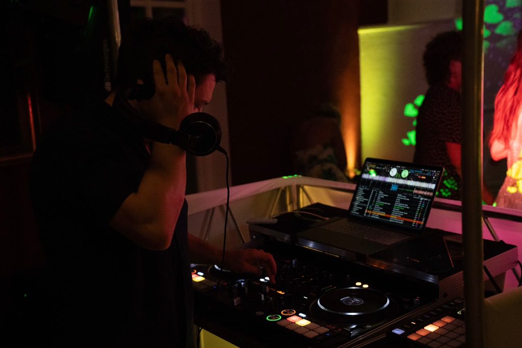 DJ beim Auflegen auf einer Hochzeit mit Kopfhörer in der Oberpfalz